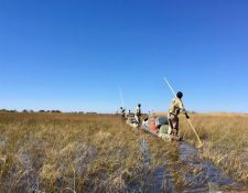Ausrüstung und Gepäck auf dem Weg zum Camp