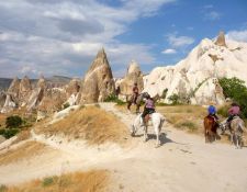 Kappadokien Reitergruppe mit Feenkaminen