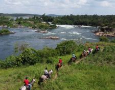 Reiter und die Lemala Wild Waters Lodge im Hintergrund