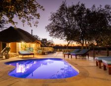 Blick vom Pool zum Haupthaus